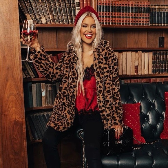 Impressions Women’s Influencer Life Plush Leopard Coat Size Medium Color Brown - Picture 6 of 7